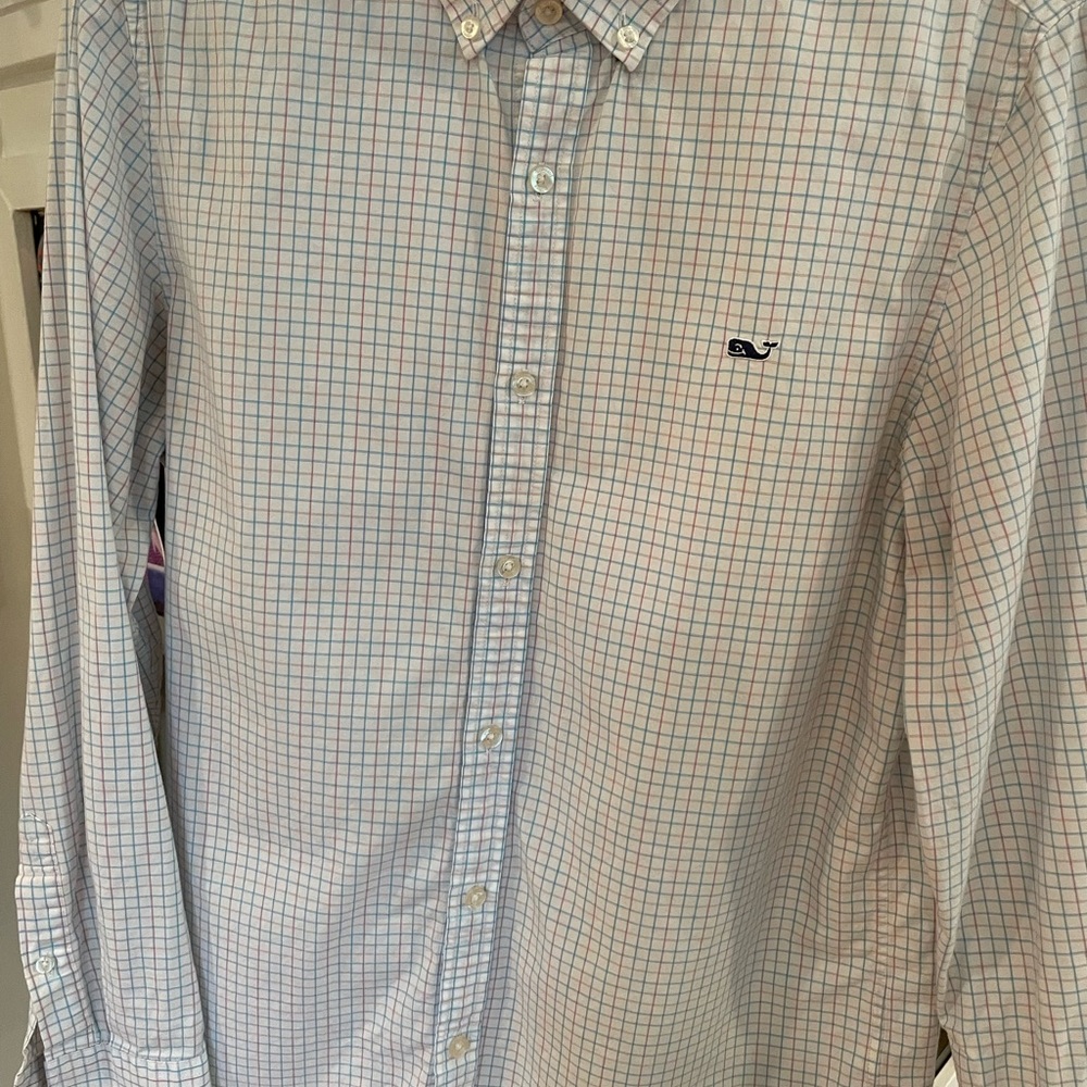 Men’s slim fit button down cotton shirt.